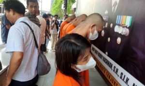 Polresta Tanjungpinang ekspose 8 orang tersangka diduga pengedar narkoba jenis sabu-sabu seberat 20,19 gram di Mapolresta Tanjungpinang. (Foto: Roland/Presmedia.id)