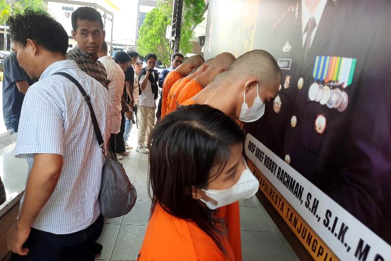 Polresta Tanjungpinang ekspose 8 orang tersangka diduga pengedar narkoba jenis sabu-sabu seberat 20,19 gram di Mapolresta Tanjungpinang. (Foto: Roland/Presmedia.id)