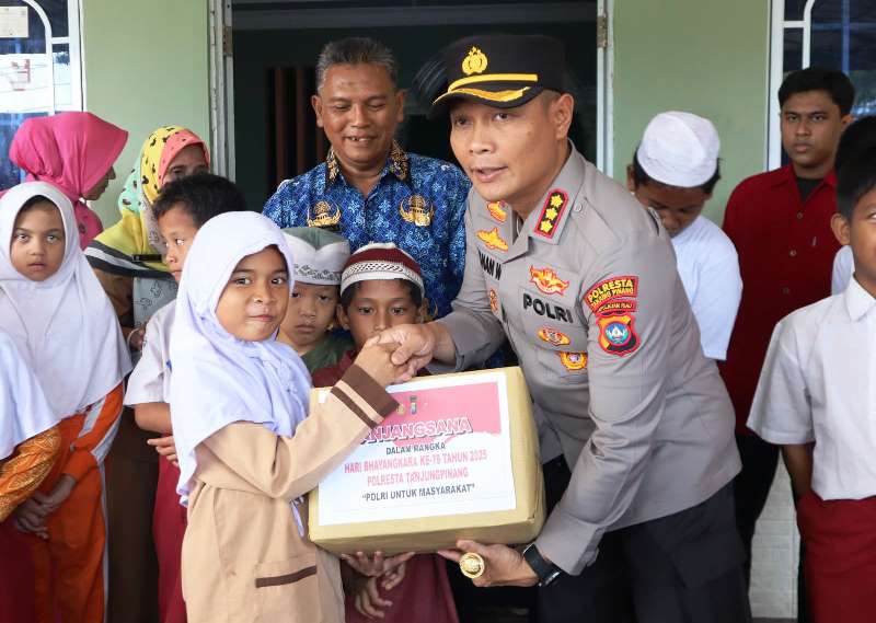 Polresta Tanjungpinang memberikan bantuan ke panti asuhan Yayasan Rumah Keluarga Sayang Ananda Bahrul Akhram, Jalan Engku Putri, Gang Cendana, Kota Tanjungpinang. (Foto: Humas)