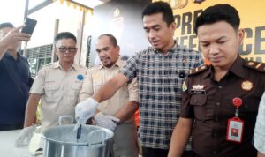 Polresta Tanjungpinang musnahkan barang bukti narkoba jenis sabu-sabu 172 gram milik dua tersangka berinisial La (54) dan Ap (28) di Mapolresta Tanjungpinang. (Foto: Roland/Presmedia.id)
