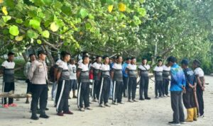 Polsek Daik Lingga menggelar aksi gotong royong membersihkan Pantai Pasir Panjang di Kecamatan Lingga, Kabupaten Lingga, Kepulauan Riau.