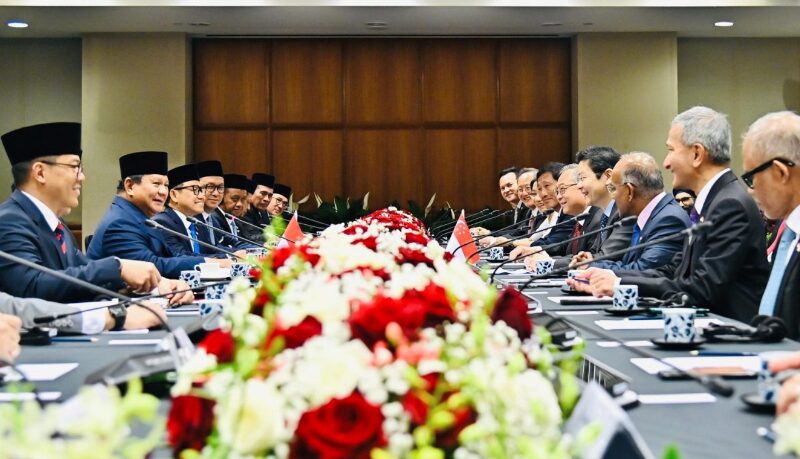 Pertemuan tahunan Leaders’ Retreat antara Presiden Republik Indonesia Prabowo Subianto dan Perdana Menteri Singapura Lawrence Wong Senin (16/6/2025). (Foto: BPMI Setpres/Laily Rachev)