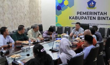 Rapat Koordinasi Percepatan Pembangunan Sekolah Rakyat sekda Bintan dengan sejumlah OPD yang digelar di Ruang Rapat Bapperida Bintan, Jumat (20/06/2025). (Foto: Diskominfo Bintan)  