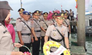 Kapolresta Tanjungpinang Kombes Pol. Hamam Wahyudi bersama jajarannya melakukan tabur bunga di makam dan di tepi laut plantar I (Humas) 