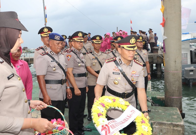 Kapolresta Tanjungpinang Kombes Pol. Hamam Wahyudi bersama jajarannya melakukan tabur bunga di makam dan di tepi laut plantar I (Humas) 