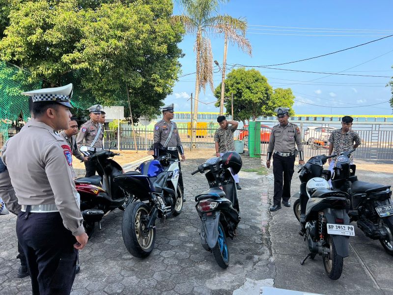 Sat Lantas Polresta Tanjungpinang dan Dishub Tanjungpinang razia knalpot brong di sekolah SMAN 5 Tanjungpinang Sat Lantas Polresta Tanjungpinang dan Dishub Tanjungpinang razia knalpot brong di sekolah SMAN 5 Tanjungpinang. (Humas)