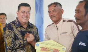 Sekda Kabupaten Bintan Rony Kartika menyerahkan anggaran program BSRTLH 2025 kepada warga penerima di Bintan.