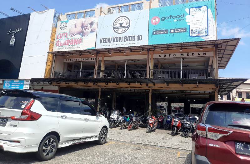 Suasana parkiran kedai kopi Batu 10 Tanjungpinang Suasana parkiran kedai kopi Batu 10 Tanjungpinang. (Foto: Roland/Presmedia.id)