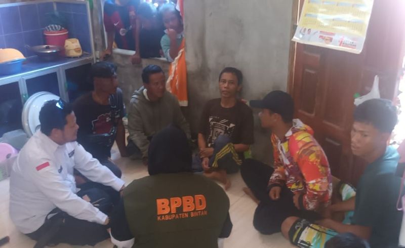 Syamsir 51 warga Pulau Kelong Bintan yang hilang di Hutan Desa Pulau Kelong Kecamatan Bintan Pesisir Kabupaten Bintanditemukan selamat Syamsir (51) warga Pulau Kelong, Bintan yang hilang di Hutan Desa Pulau Kelong, Kecamatan Bintan Pesisir, Kabupaten Bintan,ditemukan selamat. (Foto Basarnas)