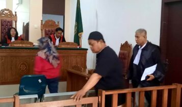 Terdakwa Muhammad Nurkolis usai dituntut 15 tahun dan meninggalkan ruangan persidangan di PN Tanjungpinang. (Foto: Roland/Presmedia.id)