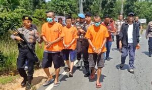 Tiga tersangka kasus pemalsuan surat lahan yaitu Hasan, Muhammad Ridwan dan Budiman saat rekonstruksi di lahan milik PT Expasindo Raya, Km 23, Kelurahan Kijang Kota Kecamatan Bintan Timur. (Foto: Hasura/Presmedia.id)