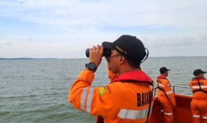 Tim sar Gabungan melakukan operasi pencarian 2 orang korban Tim sepak bola pulau Nenek. (Foto: Humas Basarnas)