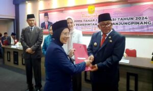 Walikota Tanjungpinang, Lis Darmansyah lantik 525 Calon Pegawai Negeri Sipil (CPNS) dan Pegawai Pemerintah dengan Perjanjian Kerja (PPPK) Tahap I Formasi 2024. (Foto: Roland/Premedia.id)