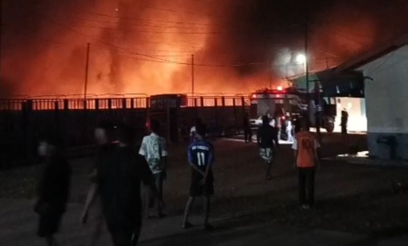 Warga melihat tiga kandang ayam milik PT Japfa terbakar Warga melihat tiga kandang ayam milik PT Japfa terbakar.