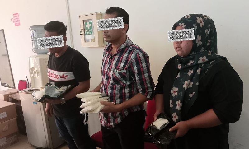 3 WN Malaysia bawa sabu-sabu saat ditangkap di Bandara RHF Tanjungpinang. (Foto: Roland/Presmedia.id)
