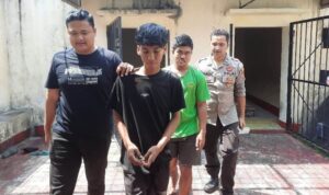 Anggota Polsek Bukit Bestari saat menggiring kedua pelaku curanmor di Mapolsek Bukit Bestari. (FotO: Roland/Presmedia.id)