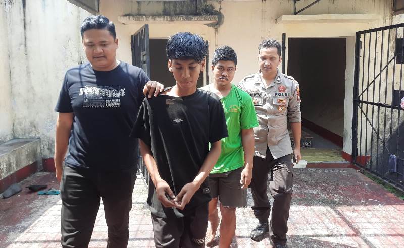 Anggota Polsek Bukit Bestari saat menggiring kedua pelaku curanmor di Mapolsek Bukit Bestari. (FotO: Roland/Presmedia.id)