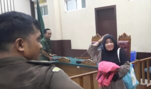 Mantan Direktur PT.Bintan Inti Sukses (BIS) terdakwa Susilawati usai mengikuti sidang tuntutan. (Roland/Presmedia.id)