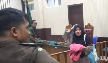 Mantan Direktur PT.Bintan Inti Sukses (BIS) terdakwa Susilawati usai mengikuti sidang tuntutan. (Roland/Presmedia.id)