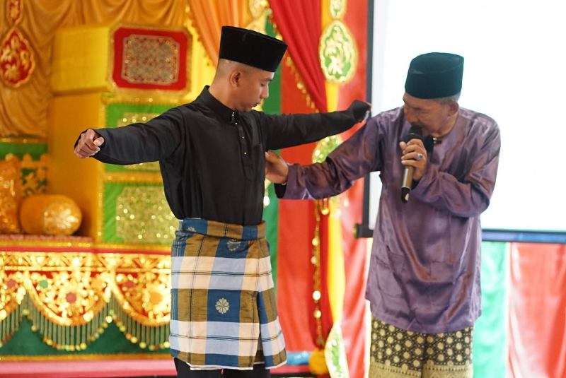 Kepala Dinas Kebudayaan Lingga, Zalmidri, menjelaskan bahwa kegiatan ini bertujuan memperkuat pemahaman masyarakat tentang tata cara berpakaian khas Melayu. (Foto:Aulia/presmedia)