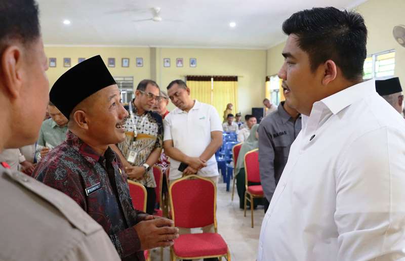 Bupati Bintan Roby Kurniawan dalam kegitan Sosialisasi Bijak Menggunakan Media Sosial berbincang dengan RT, RW, LPM di Kecamatan Seri Kuala Lobam pada Kamis (31/07/2025) (Foto:Duiskominfo Bintan)