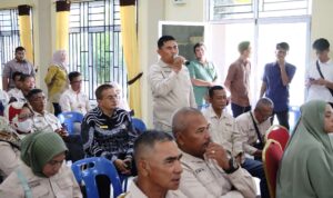 Bupati Bintan Roby Kurniawan saat melakukan dialog dengan RT, RW, LPM dan BPD se-Kecamatan Seri Kuala Lobam (Foto:diskominfo Bintan)
