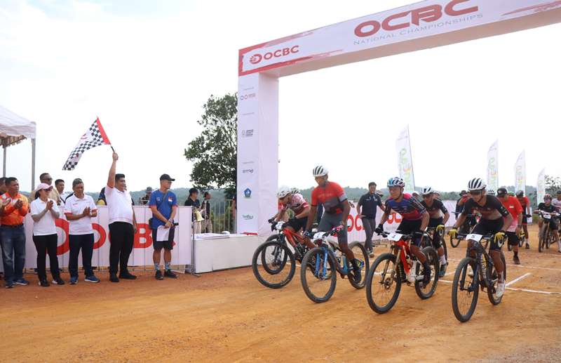 Bupati Bintan Roby Kurniawan saat membuka Singapore National Mountain Bike Championship 2025 di Bukit Almyra, Desa Kuala Sempang, Bintan, pada Sabtu (19/07/2025).