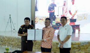 Disaksikan Kejati Kepri, Bupati dan Kajari Lingga Tandatangani MoU Program Jaga Desa untuk Penguatan Kapasitas Pemerintah Desa di Linga. (Foto AuliaDiskominfo Lingga) 