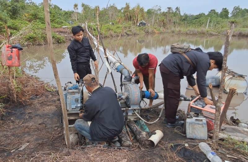 Anggota Tipiter Satreskrim Polres Bintan saat menangkap Dua terduga pelaku tambang pasir ilegal di Desa Toapaya Kecamatan Toapaya-Bintan (Foto-Hasura/presmedia.id).