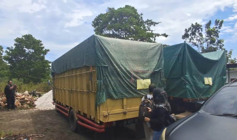 Dua dari Tiga Truk Muatan Diduga Limbah Besi yang diamankan Satreskrim Polres Bintan. (Foto Hasura)