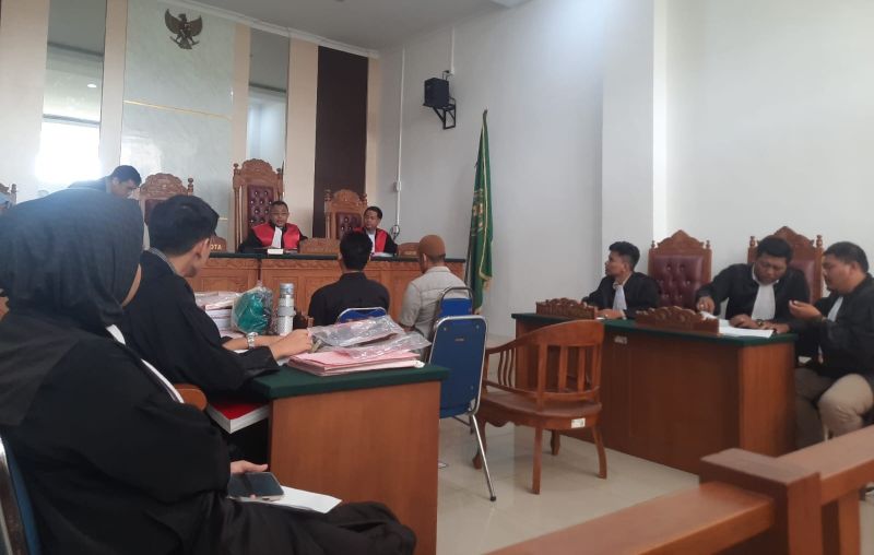 Dua saksi penangkapan Anggota Satres Narkoba Polresta Tanjungpinang Dua saksi penangkapan Anggota Satres Narkoba Polresta Tanjungpinang. (Foto RolandPresmedia.id)