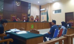 Dua terdakwa Desiwati dan Maswardi saat mendengar putusan  korupsi pengelolaan anggaran RSUD Embung Fatimah, Batam di Pengadilan Negeri (PN) Tanjungpinang. (Foto RolandPresmedia.id)