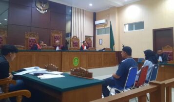 Dua terdakwa Desiwati dan Maswardi saat mendengar putusan  korupsi pengelolaan anggaran RSUD Embung Fatimah, Batam di Pengadilan Negeri (PN) Tanjungpinang. (Foto RolandPresmedia.id)