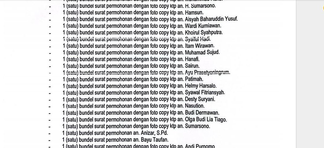 Tangkapan foto ratusan berkas KTP dan KK permohonan sertifikat korban warga dari rumah tersangka Een Saputra