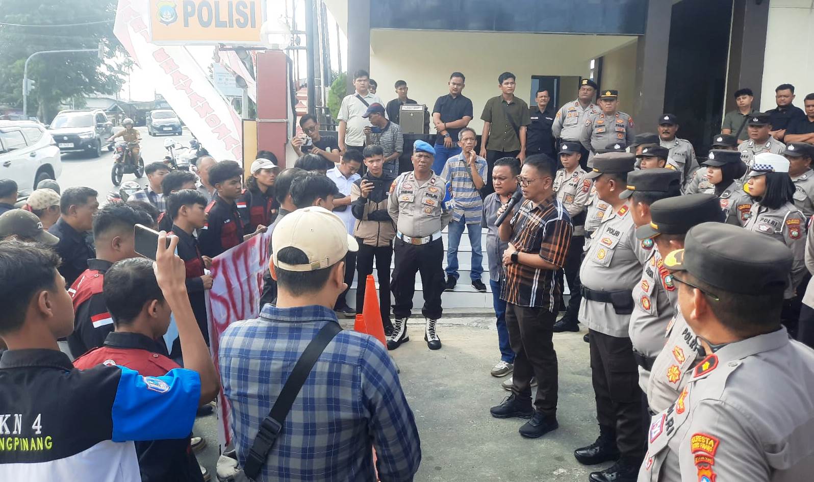 Sejumlah Mahasiswa yang tergabunh Gerakan Aksi Mahasiswa (GAM) Kepulauan Riau unjuk rasa di Mapolresta Tanjungpinang (Roland/ presmedia) 