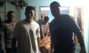 Gantung diri, Polsek Bukit Bestari, Polresta Tanjungpinang Foto Tim Identifikasi bersama anggota polsek Bukit bestari saat mengangkat jenazah ke dalam ambulance RS RAT. (Foto RolandPresmedia.id)