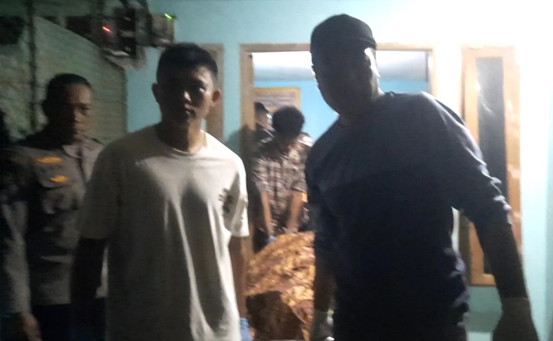Gantung diri Polsek Bukit Bestari Polresta Tanjungpinang Foto Tim Identifikasi bersama anggota polsek Bukit bestari saat mengangkat jenazah ke dalam ambulance RS RAT Gantung diri, Polsek Bukit Bestari, Polresta Tanjungpinang Foto Tim Identifikasi bersama anggota polsek Bukit bestari saat mengangkat jenazah ke dalam ambulance RS RAT. (Foto RolandPresmedia.id)