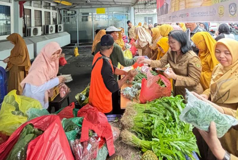 Gerakan Pangan Murah Dinas Pertanian Pangan Dan Perikanan (DP3) Kota Tanjungpinang disebu Ibu-ibu ASN. (Roland/Presmedia)