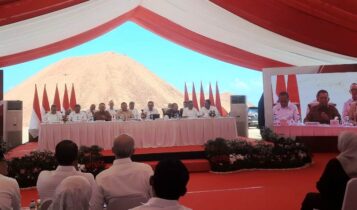Gubernur Kepri Ansar Ahmada bersama Menko Polkam saat melakukan Lounching eksekusi barang rampasan stockpile bijih bauksit di Provinsi Kepulauan Riau (Kepri) (Roland/Presmedia)