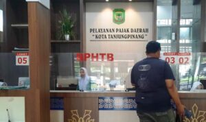 Salah seroang warga saat melakukan pembayara PBB di loket pembayaran PBB BP2RD kota Tanjungpinang (Roland/Presmedia.id)