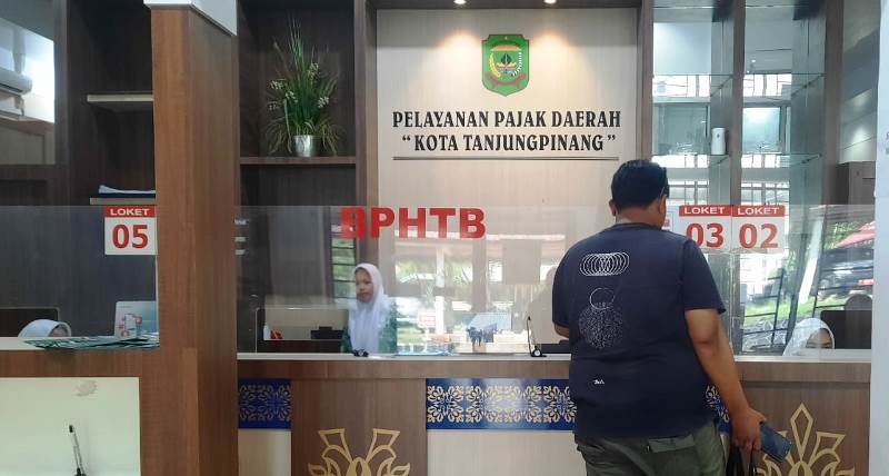 HUT RI ke 80 BP2RD kota Tanjungpinang Diskon Pajak PBB hingga 50 Persen Salah seroang warga saat melakukan pembayara PBB di loket pembayaran PBB BP2RD kota Tanjungpinang (Roland/Presmedia.id)