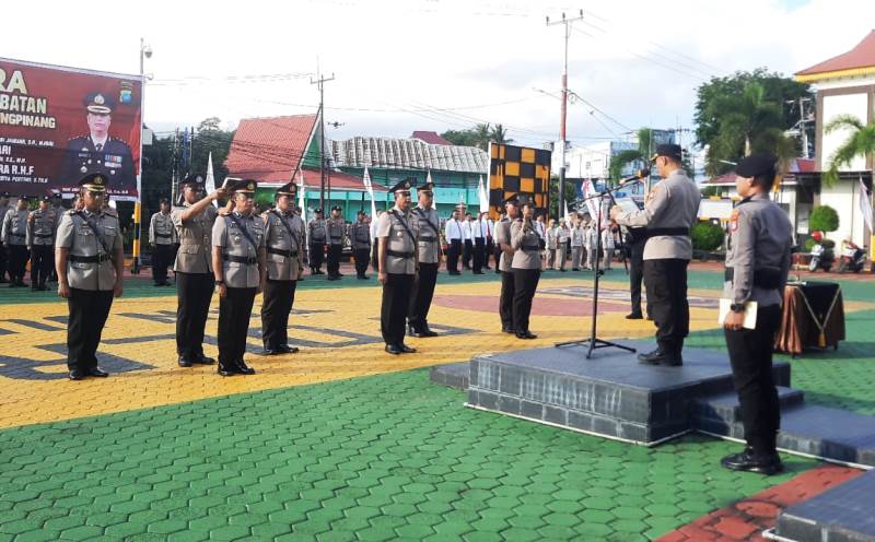 Kapolresta Tanjungpinang Kombes Pol Hamam Wahyudi saat memimpin Serah terima jabatan tiga pejabat Polresta Tanjungpinang Kapolresta Tanjungpinang, Kombes Pol Hamam Wahyudi saat memimpin Serah terima jabatan tiga pejabat Polresta Tanjungpinang.
