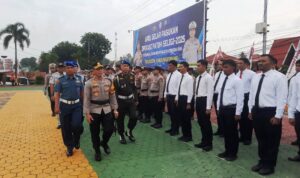 Kapolrssta Tanjungpinang, Kombes Pol Hamam Wahyudi bersama stakeholder terkait saat mengecek personil di Lapangan Mapolresta Tanjungpinang. (Foto: Roland/Presmedia.id)