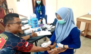 Kapolsek Tanjungpinang Timur, AKP Sugiono saat dilakukan pemeriksaan kesehatan di Mapolresta Tanjungpinang. (Foto: Roland/Presmedia.id)