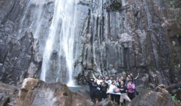 Komunitas Bintan Petualang melakukan ekspedisi di Air Terjun Ceruk Lansia di Desa Mentuda Kabupaten Lingga.