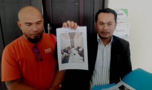 Kuasa Hukum Mr Blitz, Rio Fernando Napitupulu saat menunjukan dokumentasi foto ke media di Tanjungpinang (Rolan/Presmdia)
