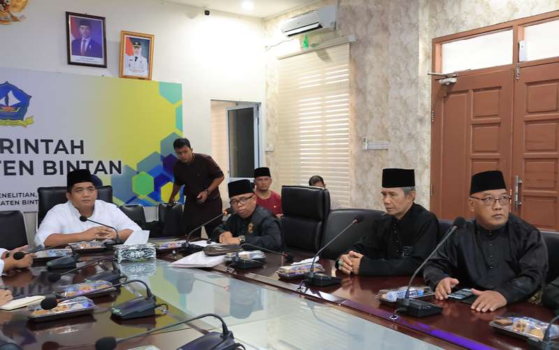 Kunjungan silaturahmi Lembaga Adat Melayu LAM Bintan Masa Khidmat 2025–2030 diterima Buapti Bintan Roby Kurnaiwan Kunjungan silaturahmi Lembaga Adat Melayu (LAM) Bintan Masa Khidmat 2025–2030 diterima Buapti Bintan Roby Kurnaiwan. (Foto:Diskominfo Bintan)