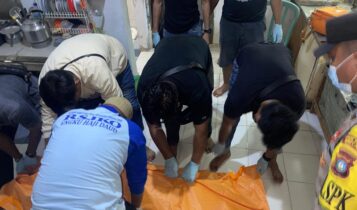 Anggota Polsek Bintan Utara evakuasi jenazah korban di Perumahan Batu Mas Blok B Kecamatan Bintan Utara. (Foto Polsek Bintan Utara)