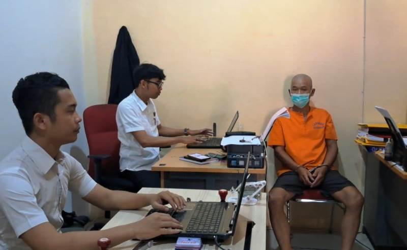 Pelaku pencabulan saat diinterogasi penyidik PPA Satreskrim Polres Bintan. (Foto Hasura)