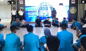 Sejumlah Mahasiswa KKN UMRAH 2025 melakukan mediasi menuntut transparasi anggaran di UMRAH (Roland/ presmedia)